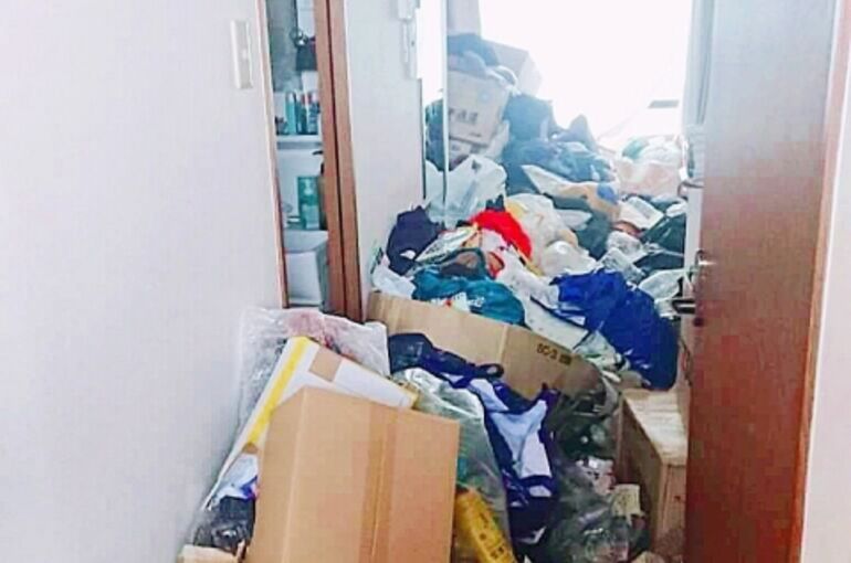 ゴミ屋敷　廊下