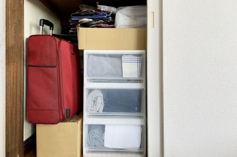 押入れの中のキャリーバッグ