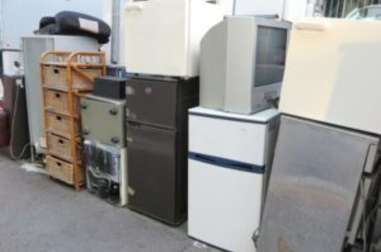 不用品が並ぶ倉庫